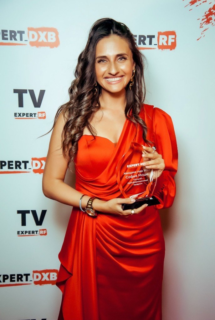 Sofia Moshe with the Woman of the Year award
