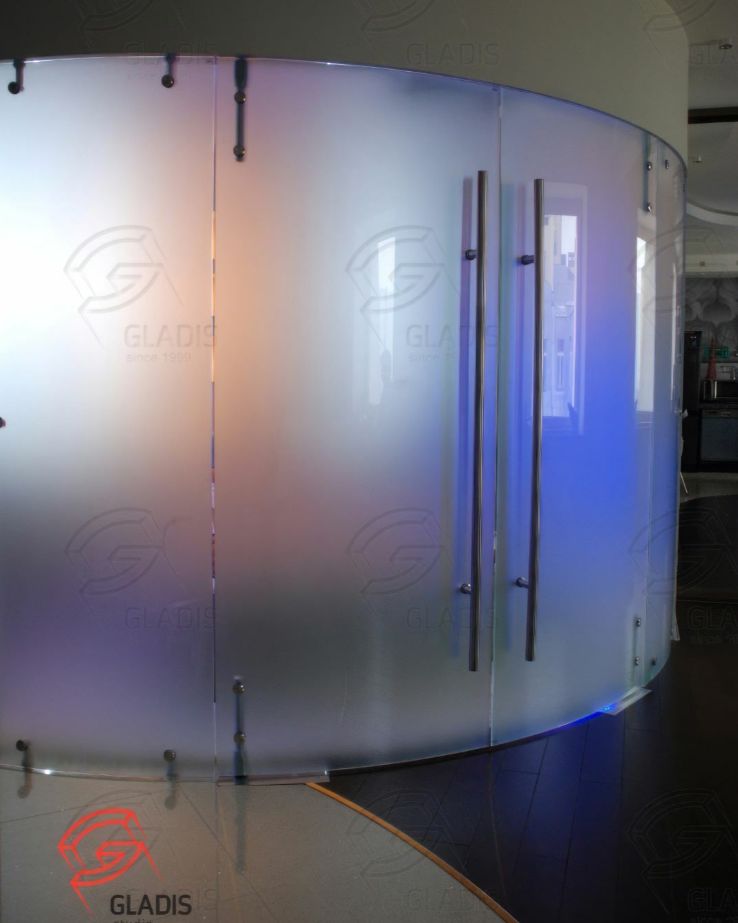 Радиусная стеклянная перегородка фото