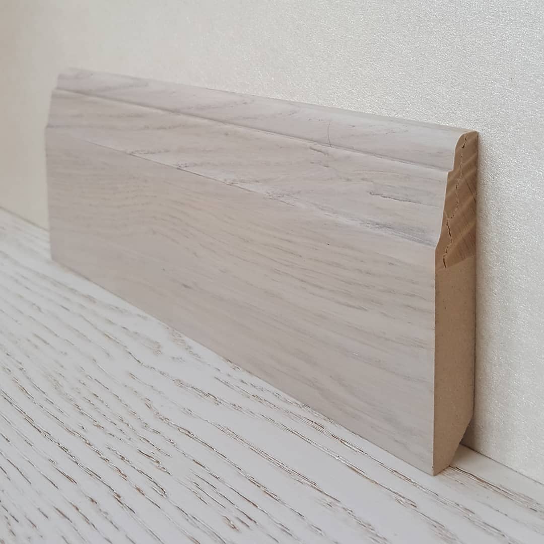 Плинтус , демонстрирующий роскошную текстуру и высокое качество обработки, придающий интерьеру изысканность.