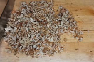 Приготовление салата «Дамский каприз» с курицей и ананасом слоями: шаг 3