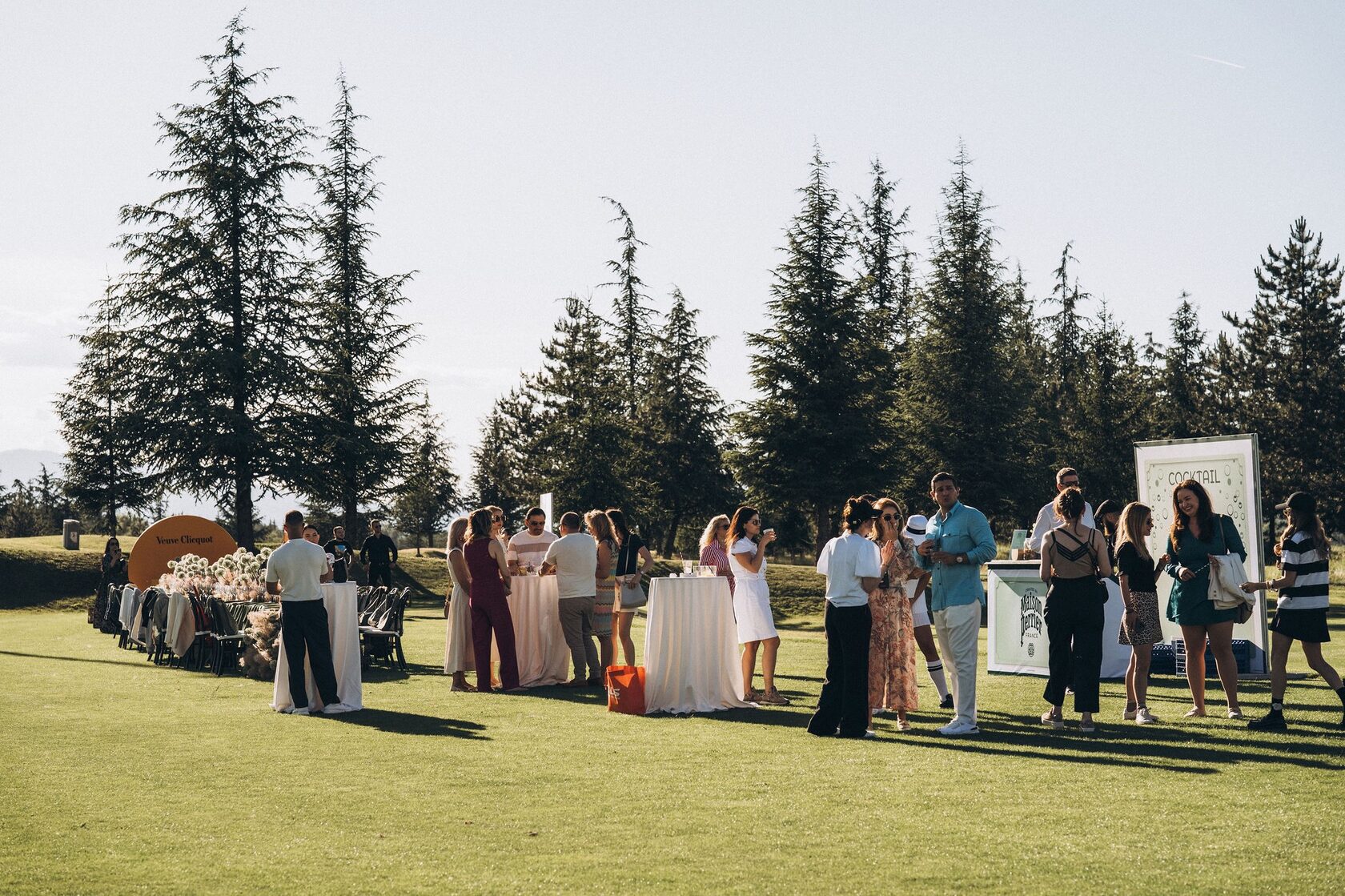 Гости по време на коктейла на събитието The Golf Dinner by Food Nomads 