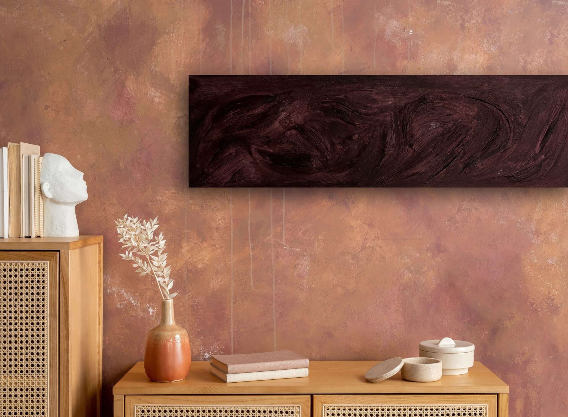 Бордовая картина с фактурой, как акцент в интерьере гостиной