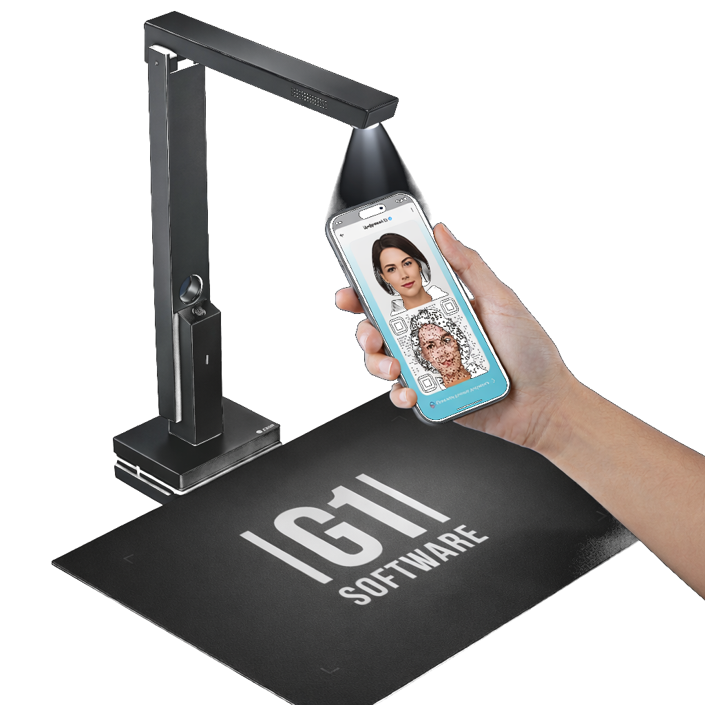 Администратор сканирует QR-код из приложения MAX на документ-камере с ковриком G1 Software
