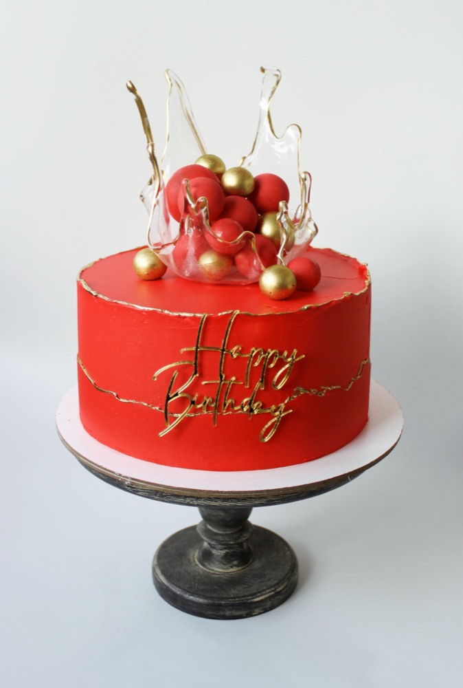 Красный торт с золотыми шарами и надписью Happy Birthday