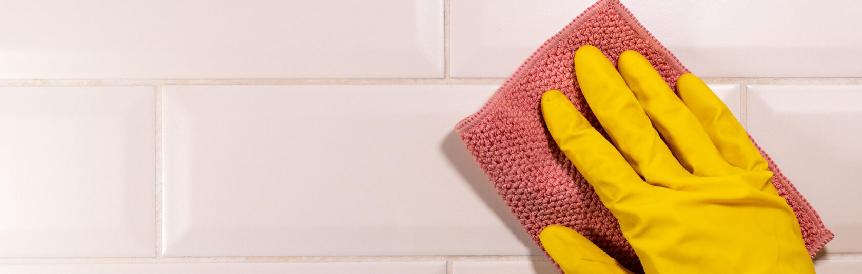 Протирка кафельной плитки салфеткой в защитной перчатке
