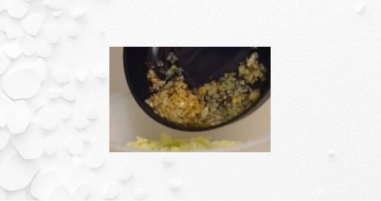 Приготовление капустных котлет с манкой и яйцом на сковороде: шаг 4