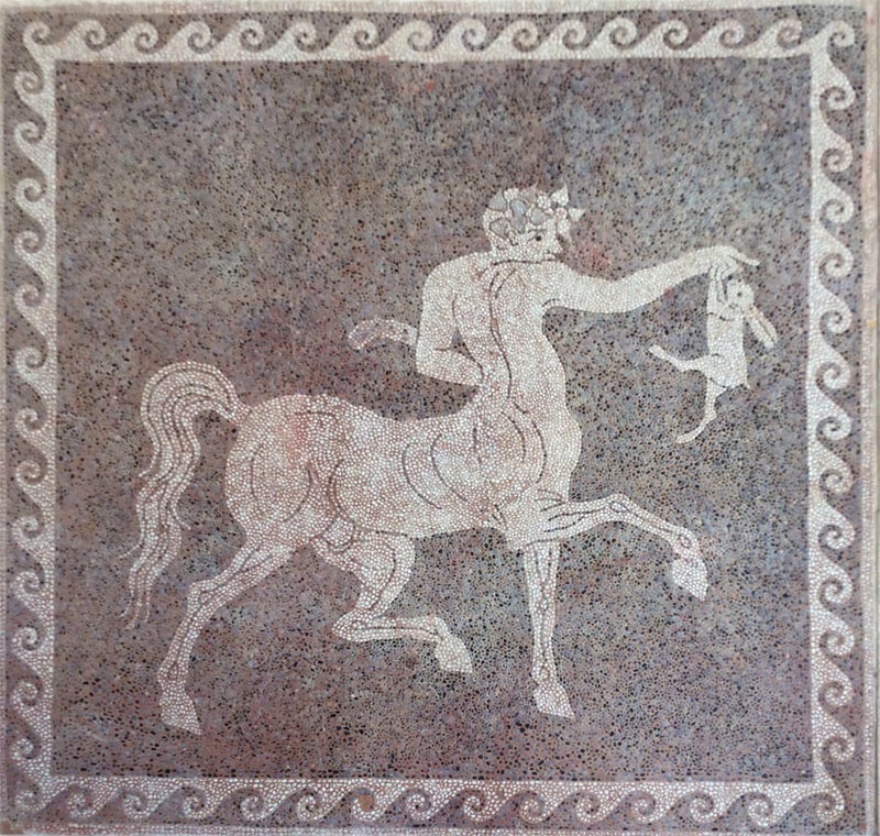 Напольная мозаика с изображением кентавра, возвращающегося с охоты
