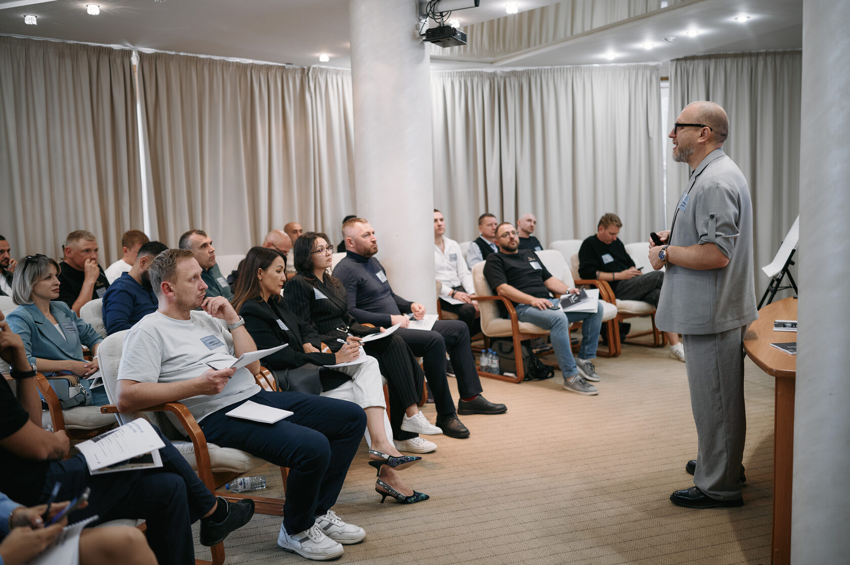 Константин Фёдоров работает с группой участников клуба Impactum