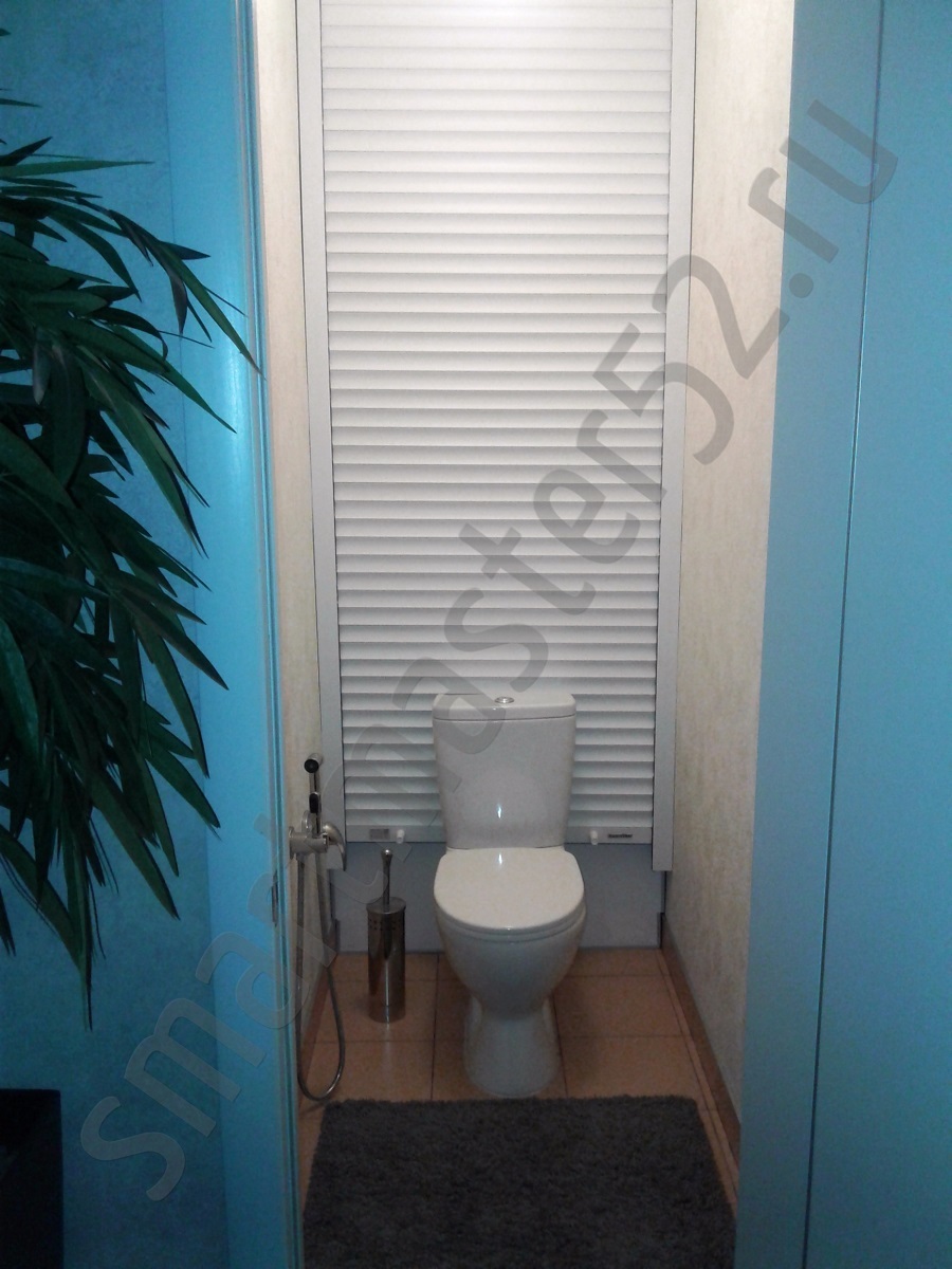 Рольставни, рулонная дверца ниши в туалете квартиры. Закрытое положение