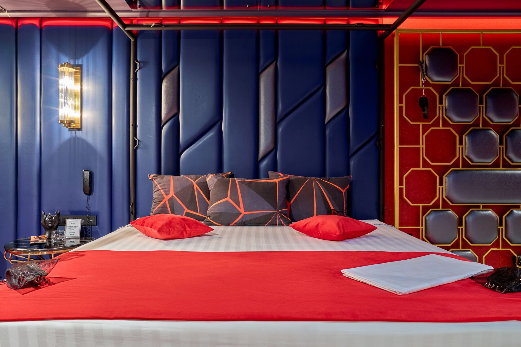 Красный люкс: новый тематический BDSM-номер с почасовой оплатой в  премиум-отеле 11Rooms Китай-город