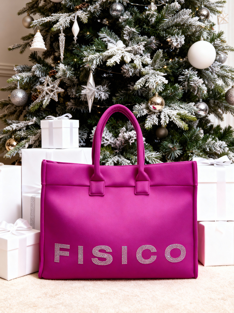 розовая сумка на фоне елки в интерьере ии генерация