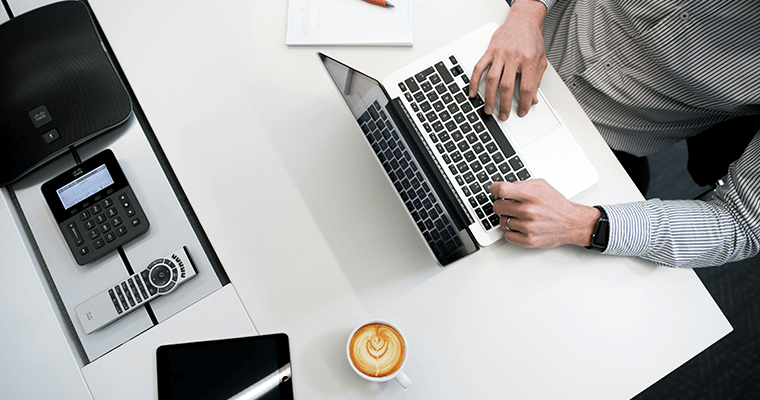 работа за ноутбуком сверху