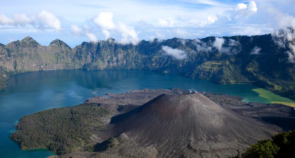 Вулкан Риджани на острове Ломбок, Индонезия