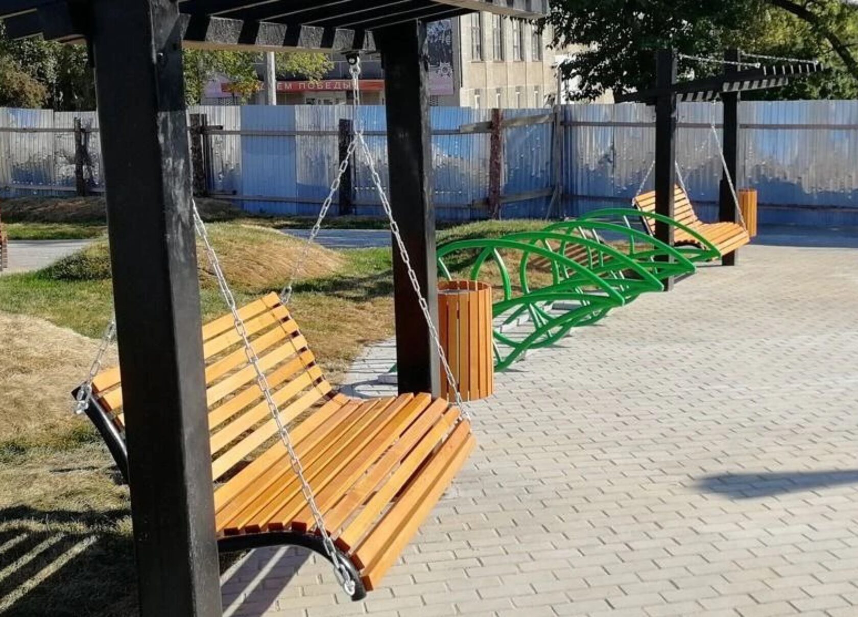 Качели и велопарковка