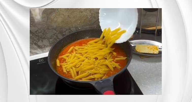 Приготовление макарон по-флотски с томатным соусом и фаршем на сковороде: шаг 6