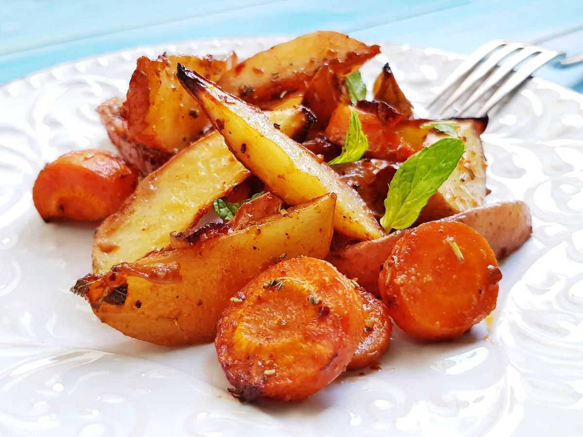 Рецепт картошки в духовке с морковью. Картошка морковка. Вкусная картошка в духовке. Картошка по-деревенски в духовке. Гарнир.