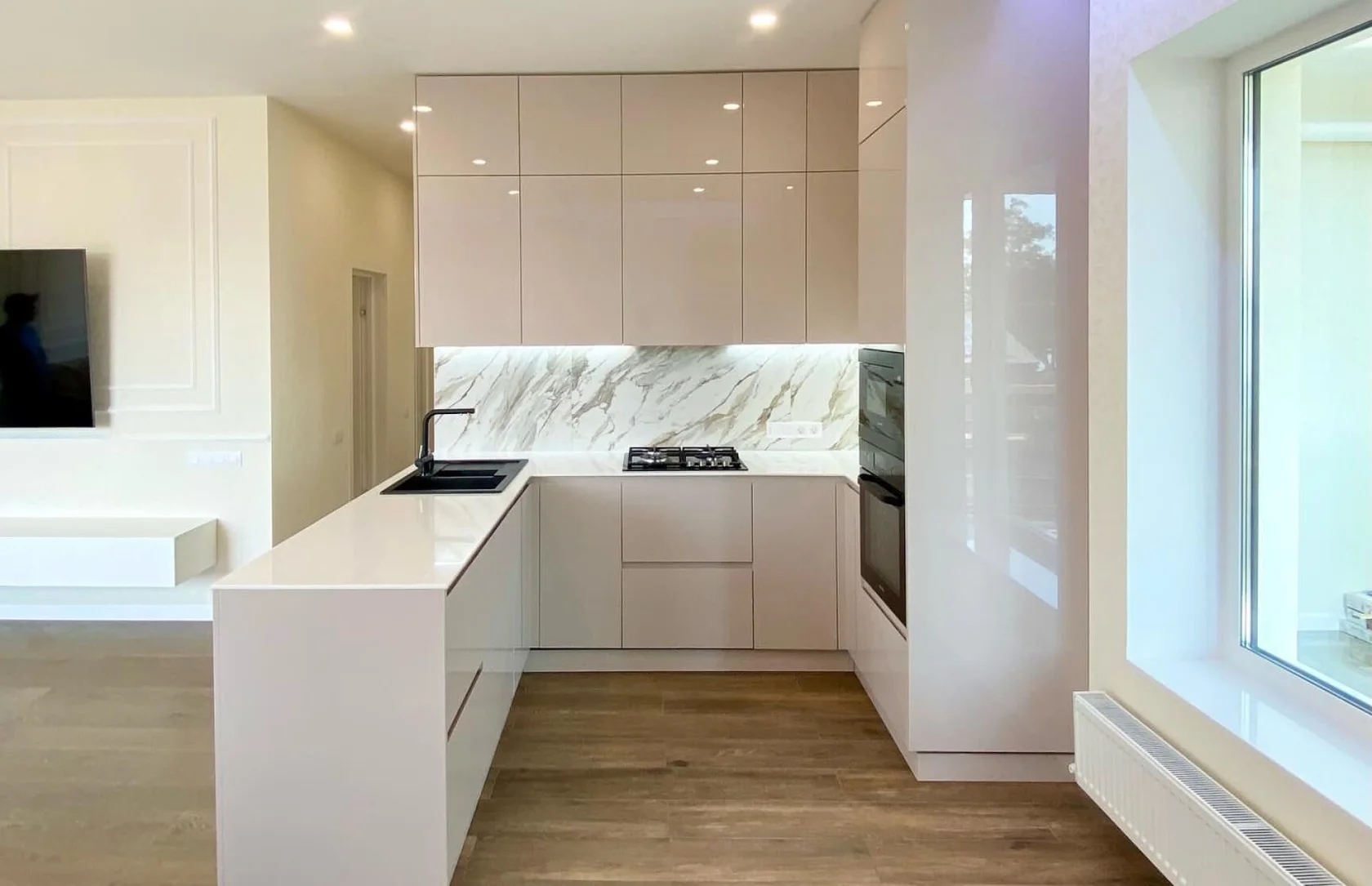 Кухня П-образной формы в белом цвете