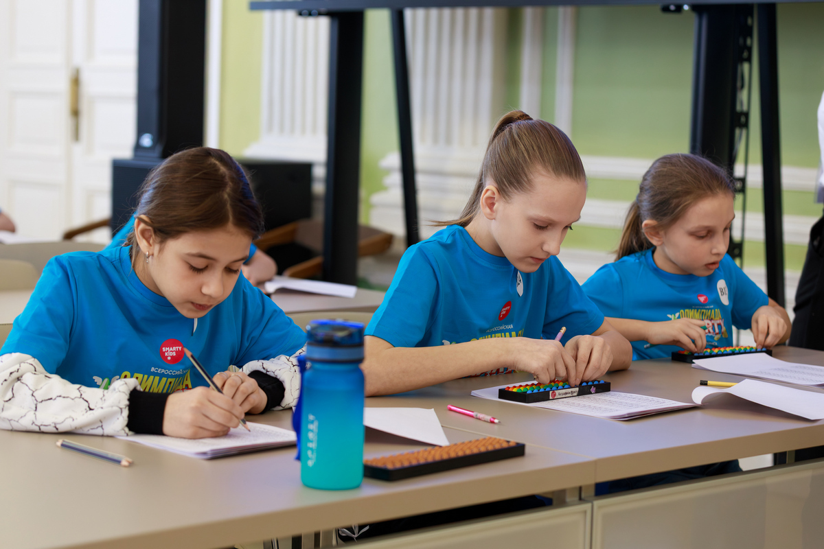 Девочки концентрированно работают с абакусами на Всероссийской олимпиаде SmartyKids 2026