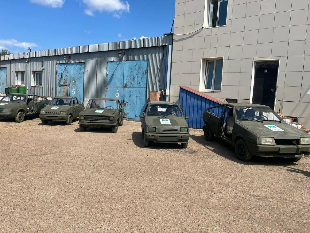 В Челнах по просьбе бойцов модернизировали и подготовили к отправке 5 автомобилей