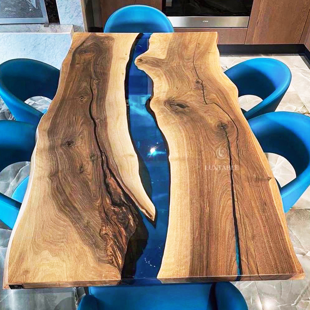 Epoxidharz Tische Alagoas aus europäischem Nussbaum und hellblauem Epoxidharz mit Metallic Effekt