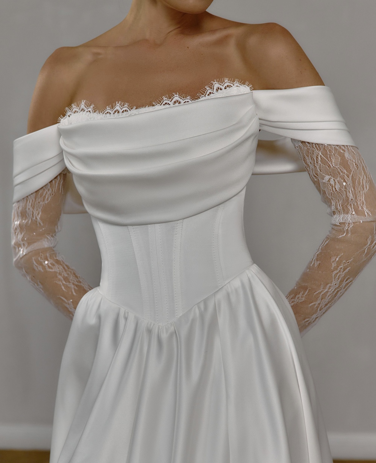 Свадебное платье атласное с открытыми плечами Ростов прокат