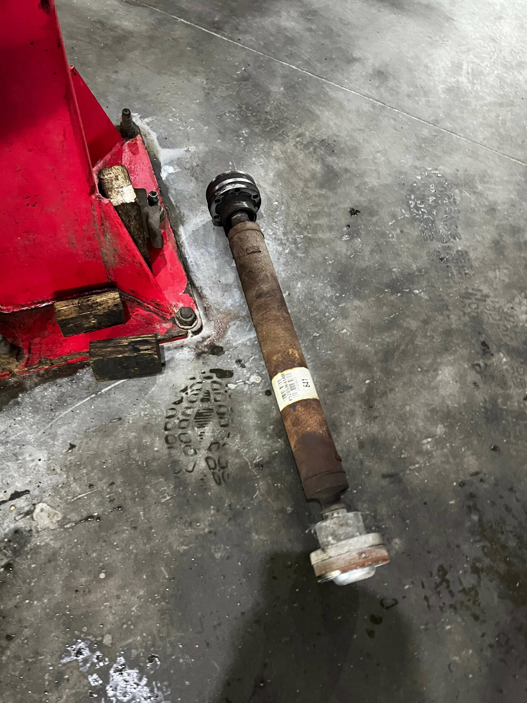 Снятие кардана Jeep WK2 для доступа к патрубкам