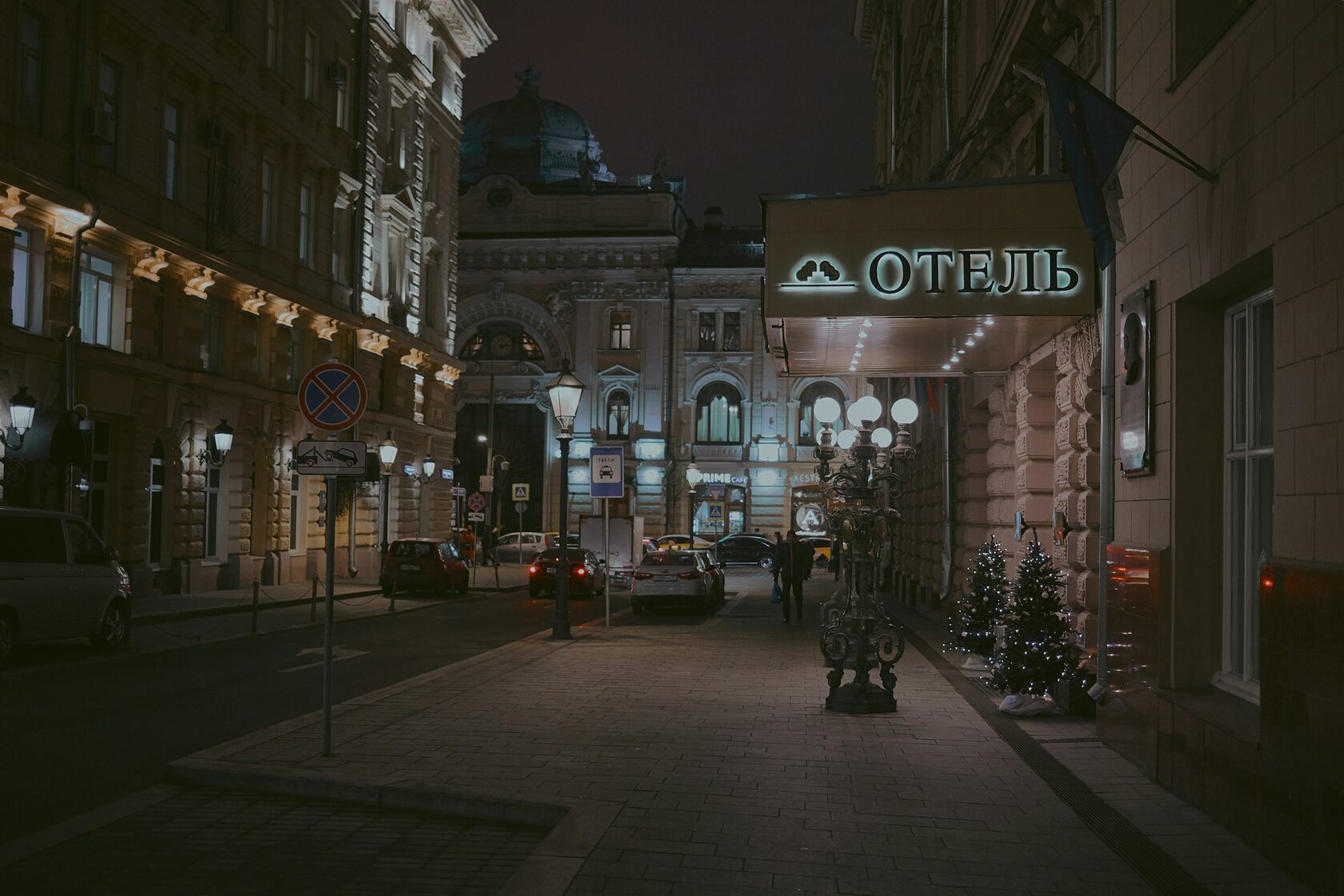 Уютная атмосфера итальянского кафе — столики, свечи, интерьер с душой