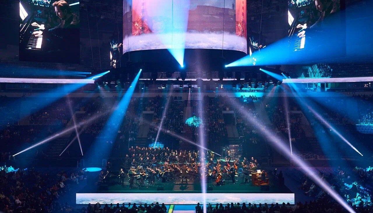 Симфонический оркестр играет шоу Hans Zimmer Universe на ЦСКА Арене в Москве