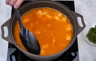 Приготовление рассольника с перловкой и солёными огурцами со свининой: шаг 9