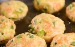 Приготовление оладий из кабачка и картофеля с сыром на сковороде: шаг 9