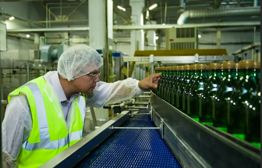 рабочие на фабрике газировок. комплектовщица. завод по розливу воды. упаковщик. оператор розлива воды.