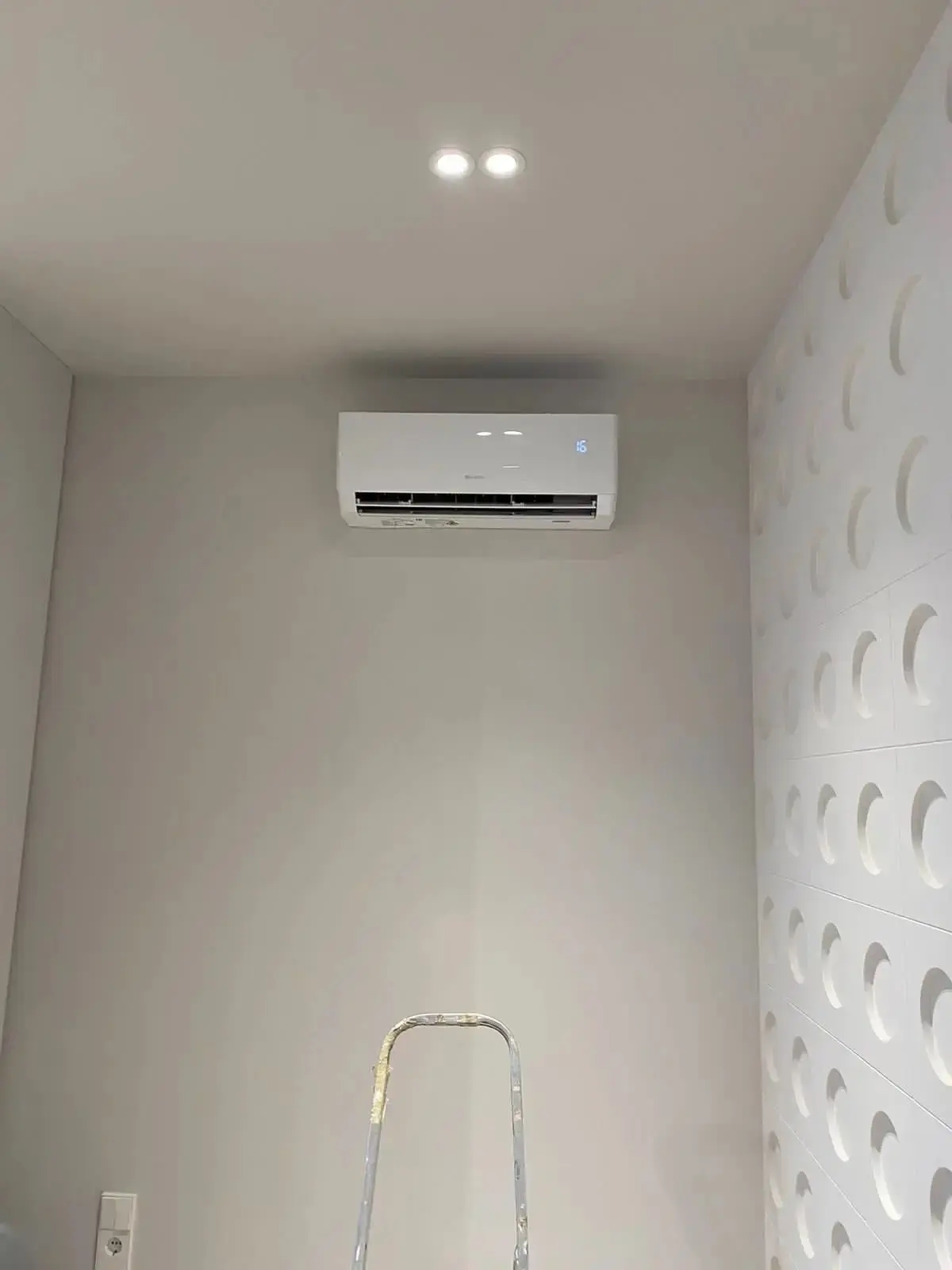 кондиционер mitsubishi electric в интерьере прихожей