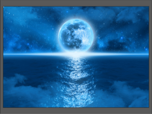 Голубая луна отражается в океане ночью, звёздное небо на фоне.