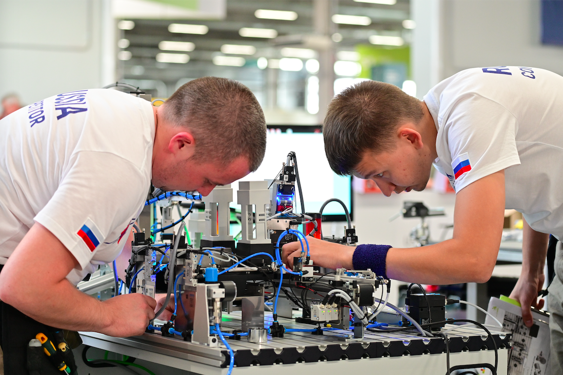 Мехатроника вакансии. ATOMSKILLS мехатроника. Чемпионат Ворлдскиллс мехатроника. Мехатроника и робототехника. Мехатроника профессия.