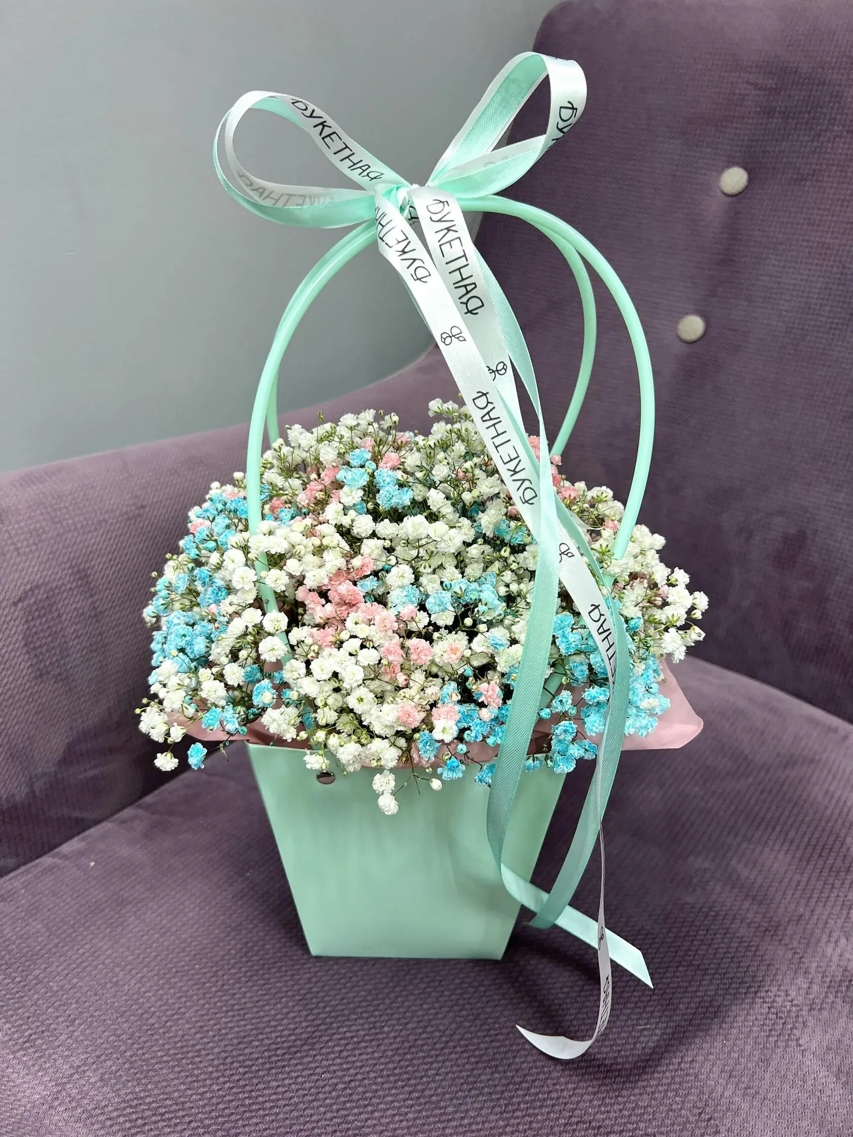 Композиция сумочка с гипсофилой бирюзово - розовая buketnaya54.ru 