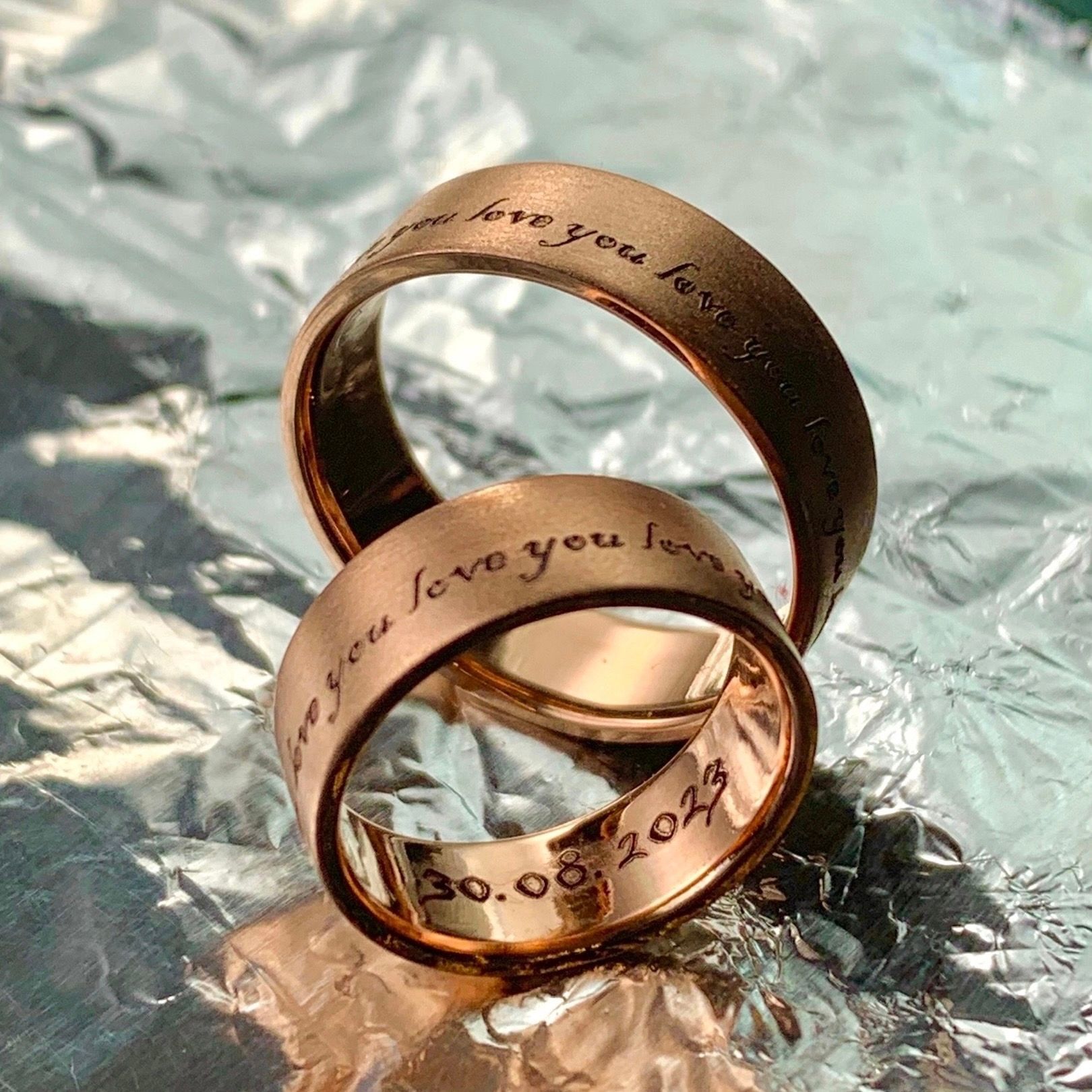 Гравировка обручальных колец в StekloWood — персональная надпись внутри золотого кольца