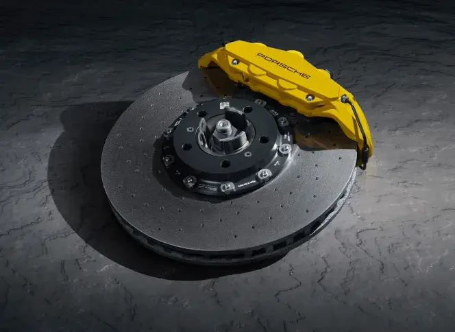 Тормоз Porsche Ceramic Composite Brake (PCCB) на сером фоне