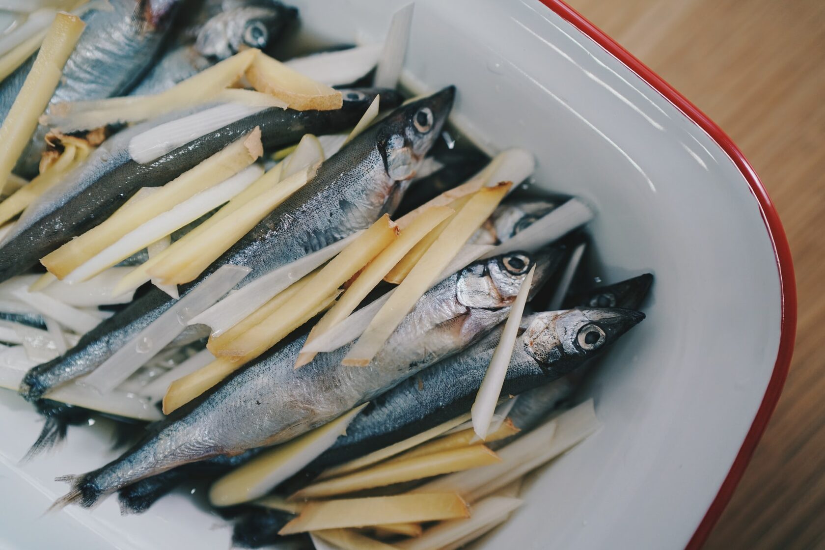 Сорока продукты. Селедка морепродукт. Sardines. Сардины.