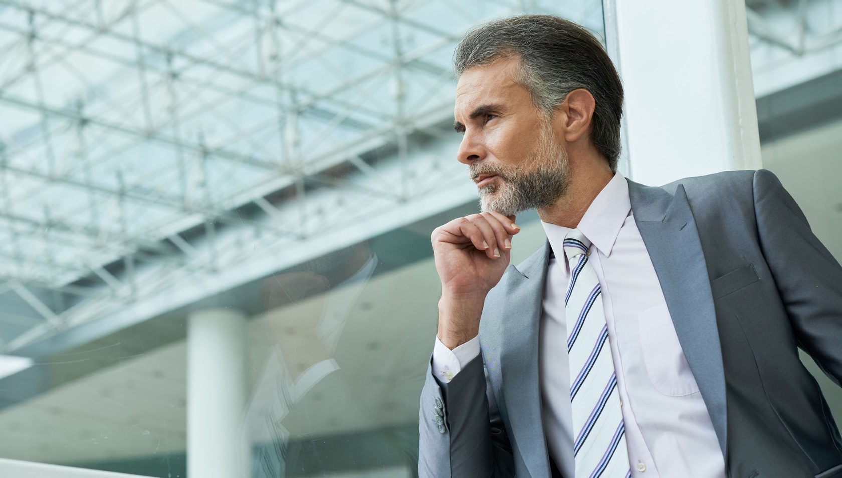 Мужские тренинги. Элегантный бизнесмен. Элегантный бизнесмен 40 лет. Middle aged man in Suit. Задумчивый мужчина 50 лет фото по горизонтали.