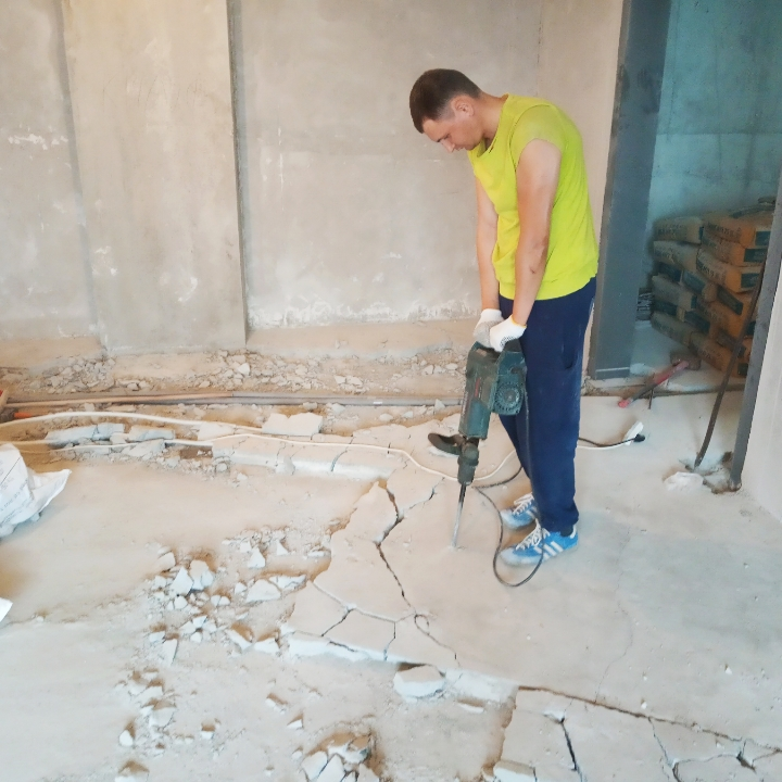 демонтаж старой штукатурки. демонтаж квартиры. демонтаж квартиры. демонтаж в хрущевке. демонтаж цементной стяжки.