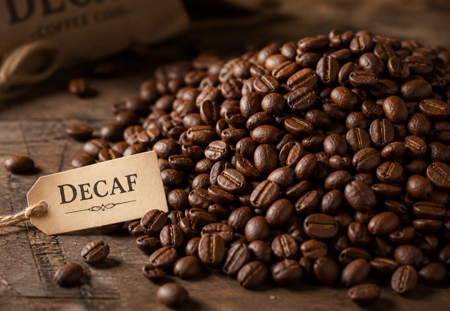 Аутентичное фото зерен декаф на деревянном столе