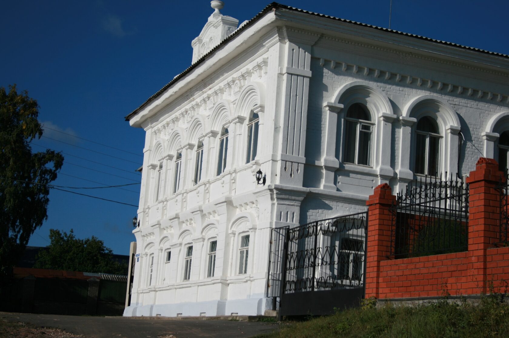 г. Чкаловск, Дом купца Петра Рукавишникова (1880 года постройки) с  внутренним двориком - Усадьбы, памятники архитектуры