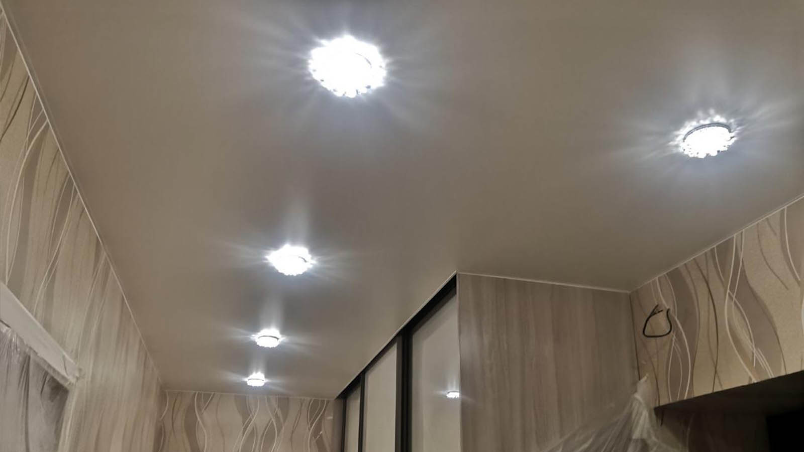 дизайн лампочек на натяжном потолке в коридоре