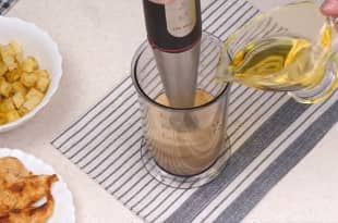 Приготовление салата «Цезарь» с курицей и сухариками: шаг 13