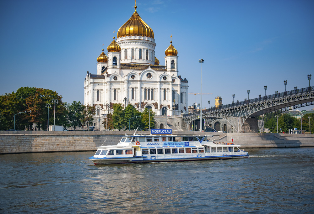 Теплоход по москве реке китай город. Крымский мост в Москве теплоходы. Причал Крымский мост. Причал Нескучный сад. Речные прогулки Москва.