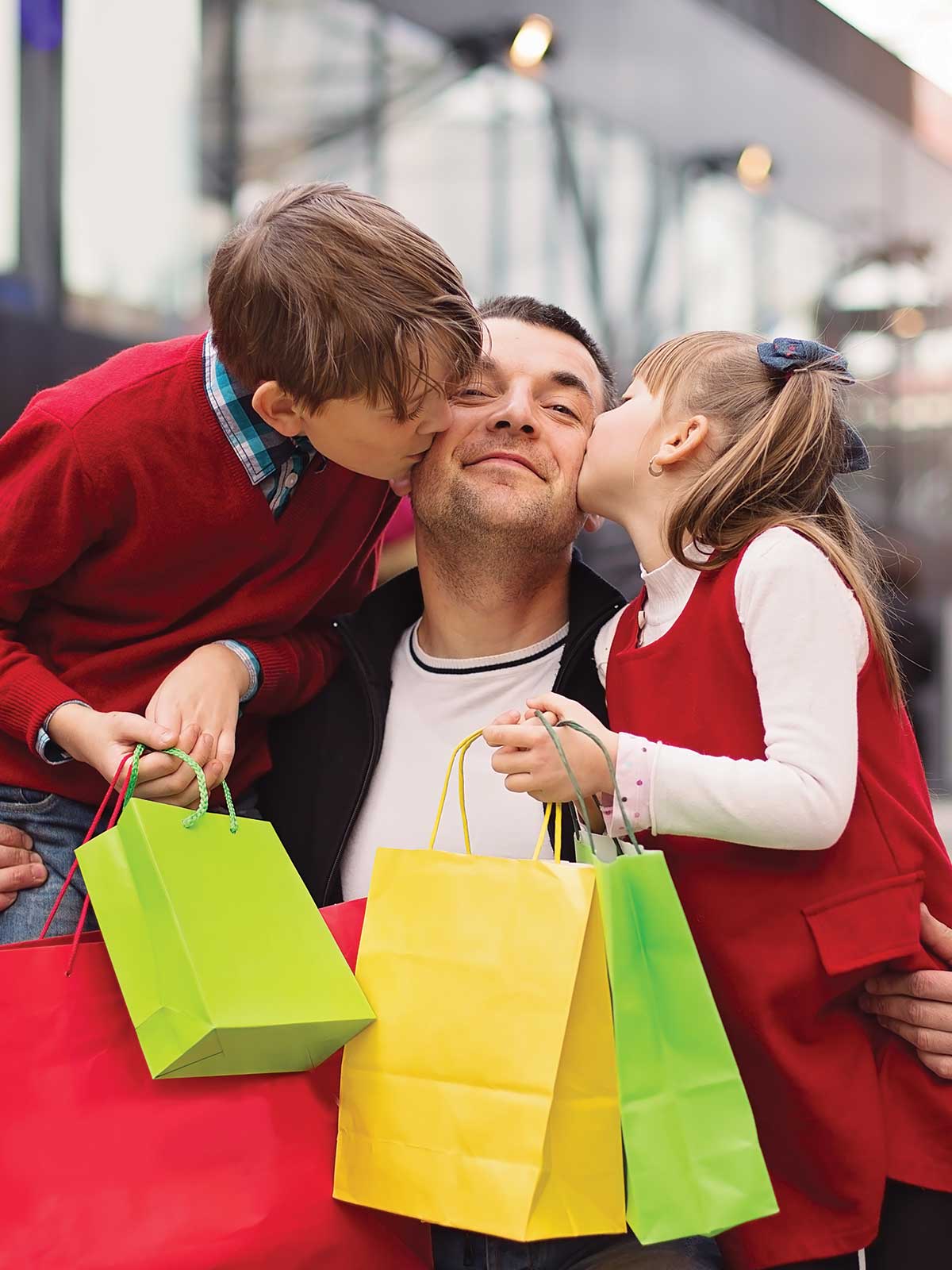 Family shopping. Семья с покупками. Дети шоппинг. Шоппинг всей семьей. Парень счастливый с покупками.