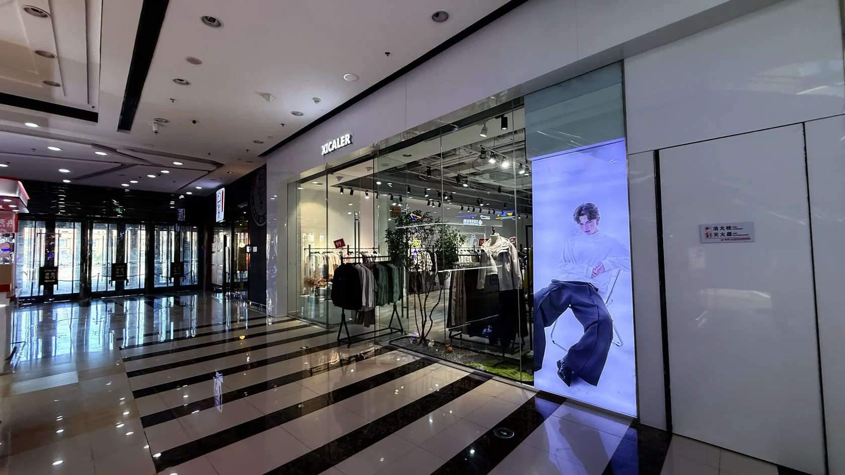 Витрина Xicaler в Wanda Plaza