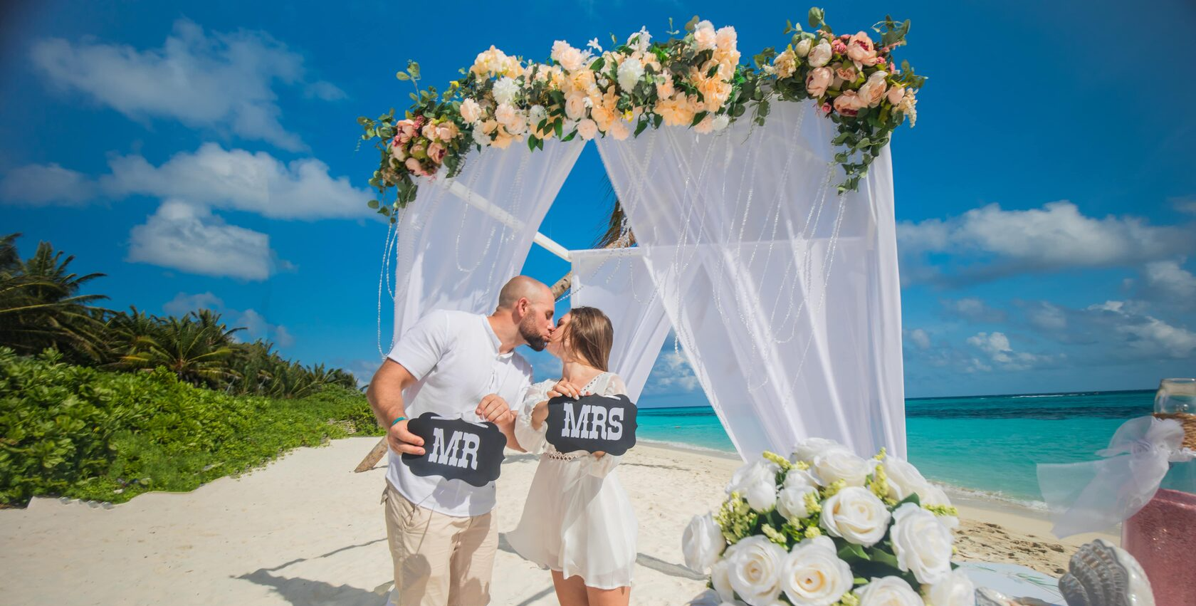 жених и невеста на фоне арках