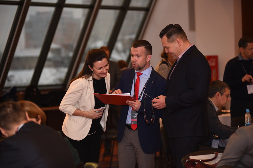 Тренинги самара. Вадим Серов переговоры. Бизнес школа Вадима Серова. Бизнес тренер Серов Самара. Вадим тренер переговоры в очках.