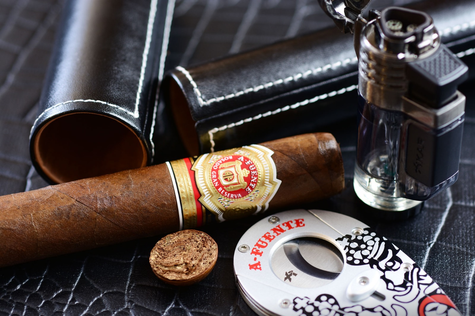 любитель сигар. сигарный мастер класс. табачный лист. мужское братство сигарное. кубинский торседор шоу.